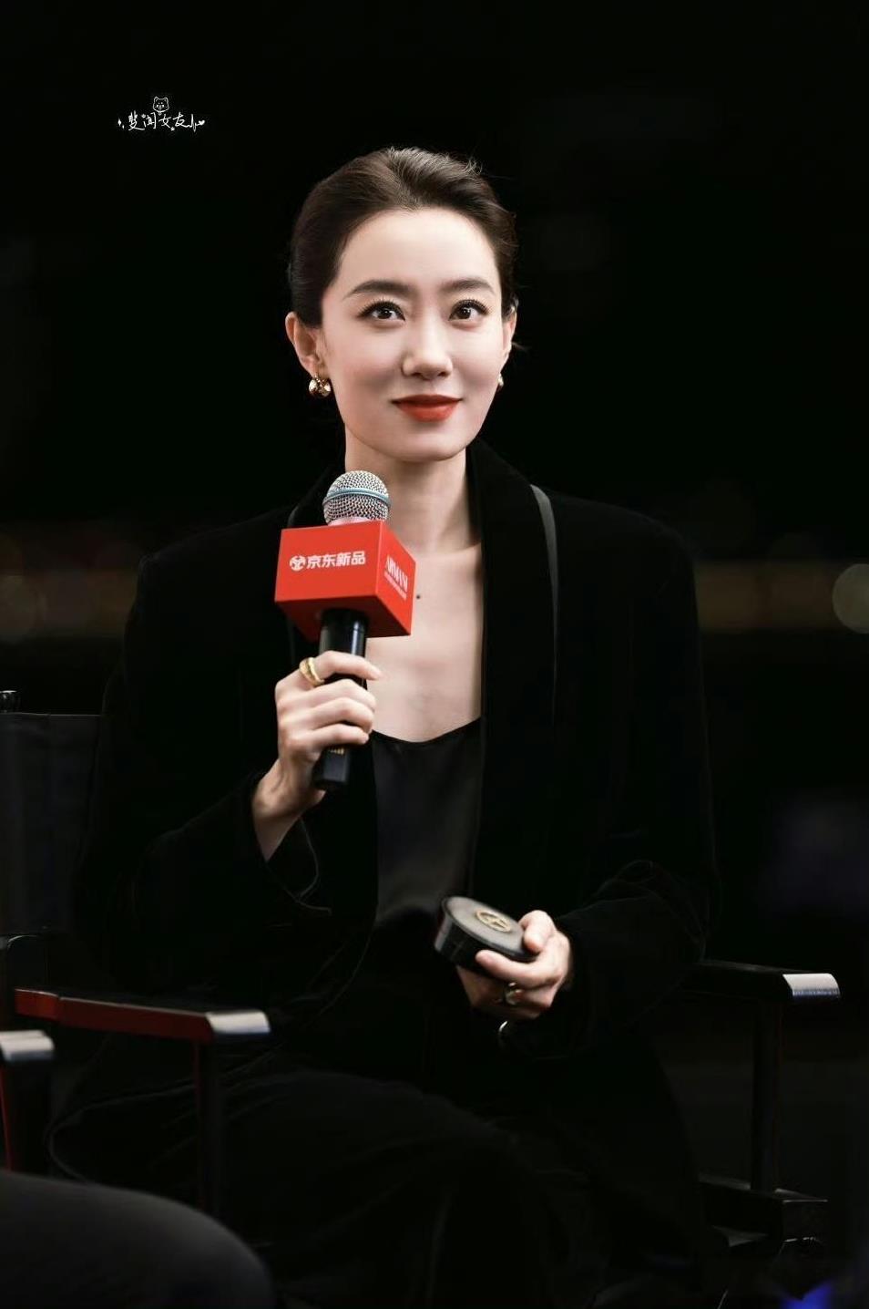张小斐走红毯诠释了什么叫影后松弛感，她身着流动感十足的黑色丝绒西装，内搭随性缎面