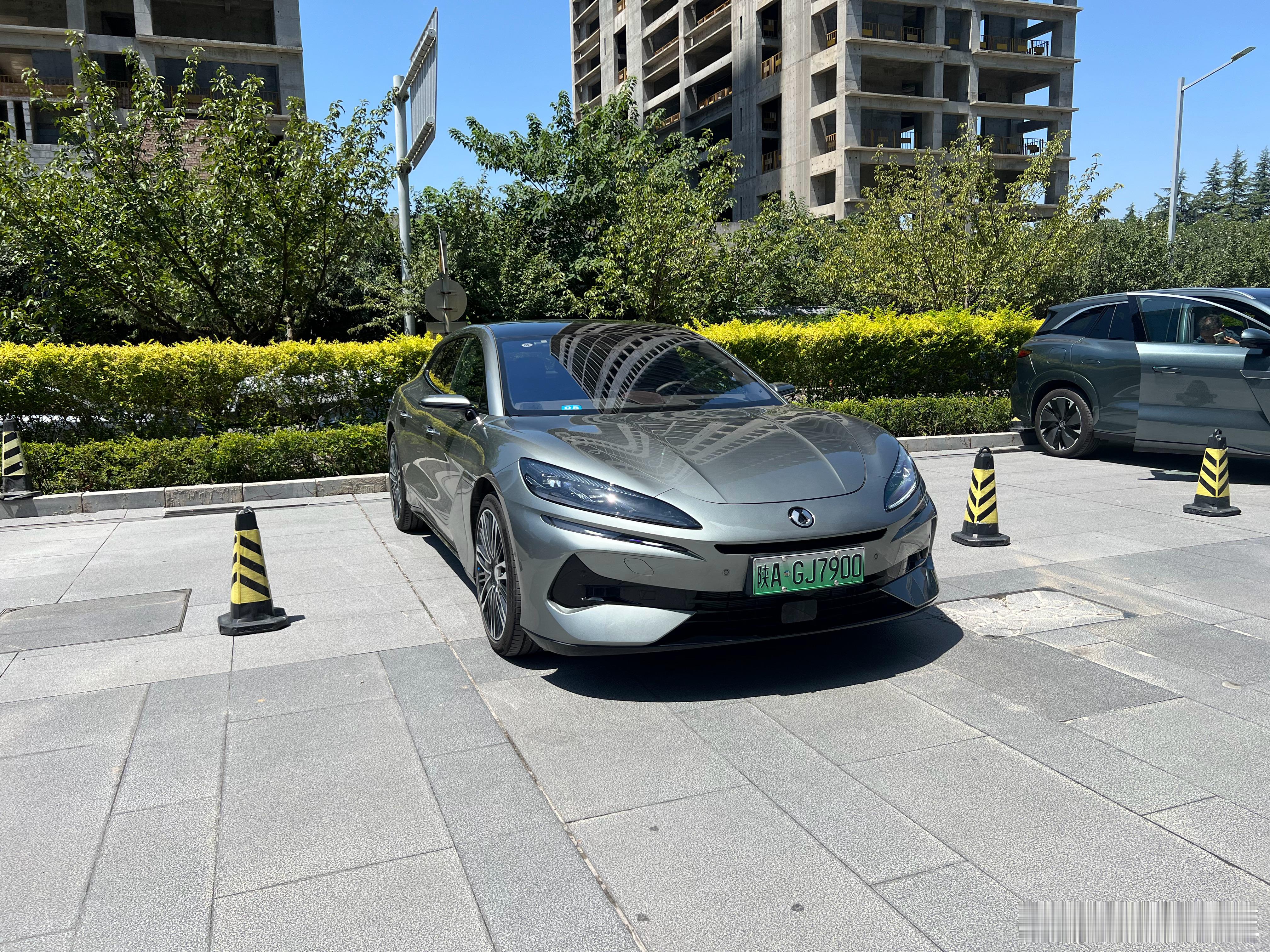 腾势Z9GT操控是一流的，空间也够大只是定位在一个“叫好不叫座”的赛道里大v聊车