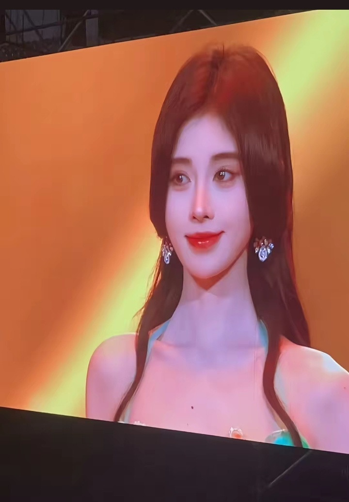 鞠婧祎鞠婧祎真是长了一张天生就适合上大屏的脸