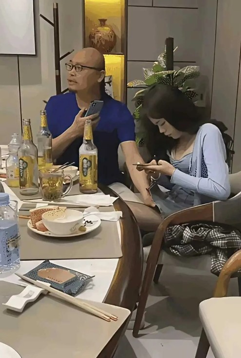 吃饭就吃饭嘛！手往哪里放呢