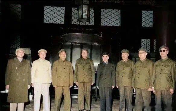 【这是毛主席唯一一次穿着军装和将帅们的合影，也是最后一次合影】在历史的长河中，