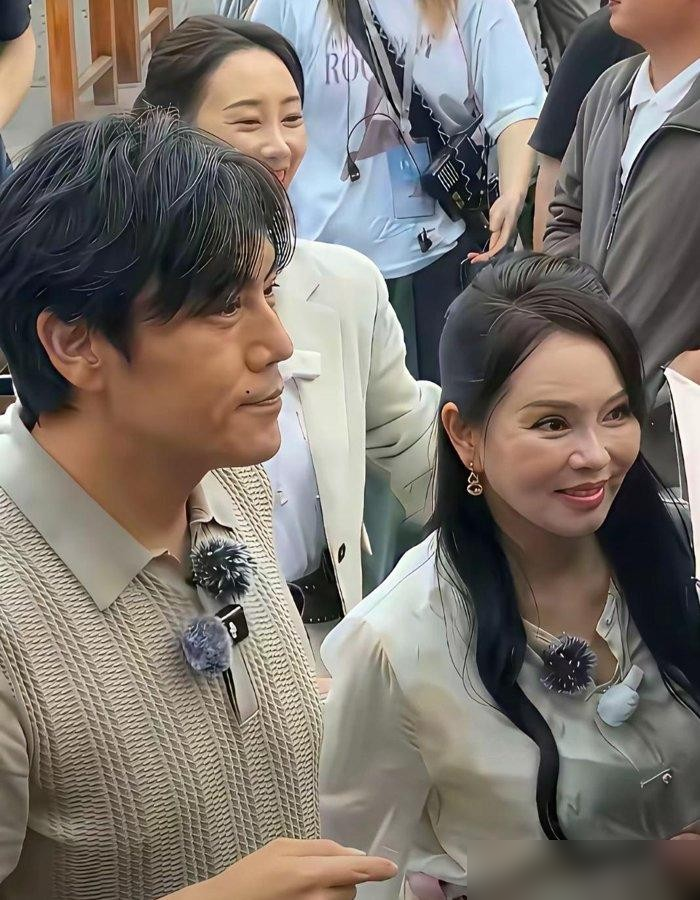 56岁的伊能静回沈阳婆家，素颜，穿得跟出门买菜一样。秦昊家那栋沈阳别墅，三层，带电梯，红木家具摆得满