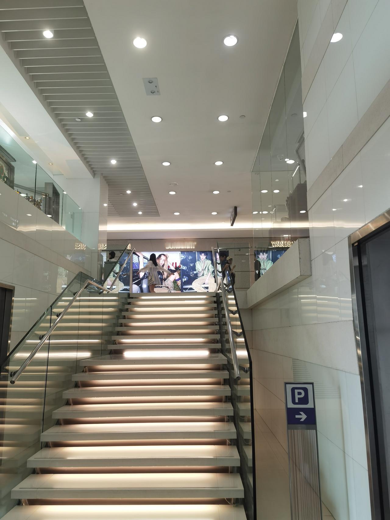 人与人的交往其实很简单。一个认识不久的客户，这几天出差到深圳，发信息给我约饭