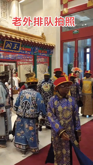 北京一家专门经营“清朝御膳”的大酒店内。竟有一大群非洲黑人正在大厅里拍照留念？