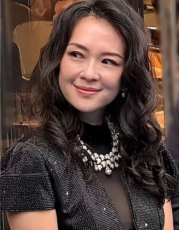 章子怡近照松垮，骨相美哪去了？瞅近段时间章子怡的照片,乍一见免不了会觉着生分,