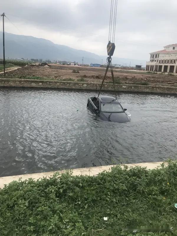 湖北天门通报一起车辆落水事件12月28日，湖北天门警方通报了一起令人痛心的车辆