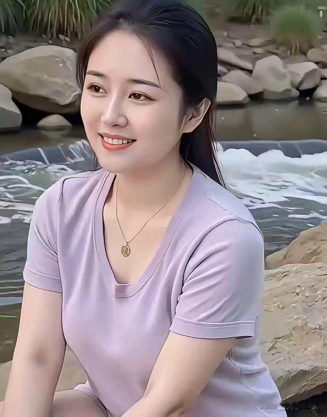 夏日清凉穿搭,浅紫色V领T恤,搭配自然背景,轻松自在。
