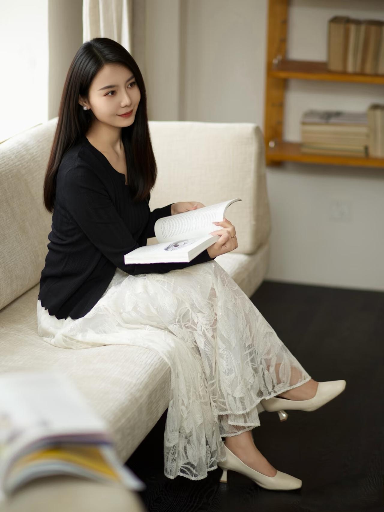 优雅自信穿搭分享黑色的长袖衬衣，搭配白色绣花长裙，带给人一种温婉优雅的气质。