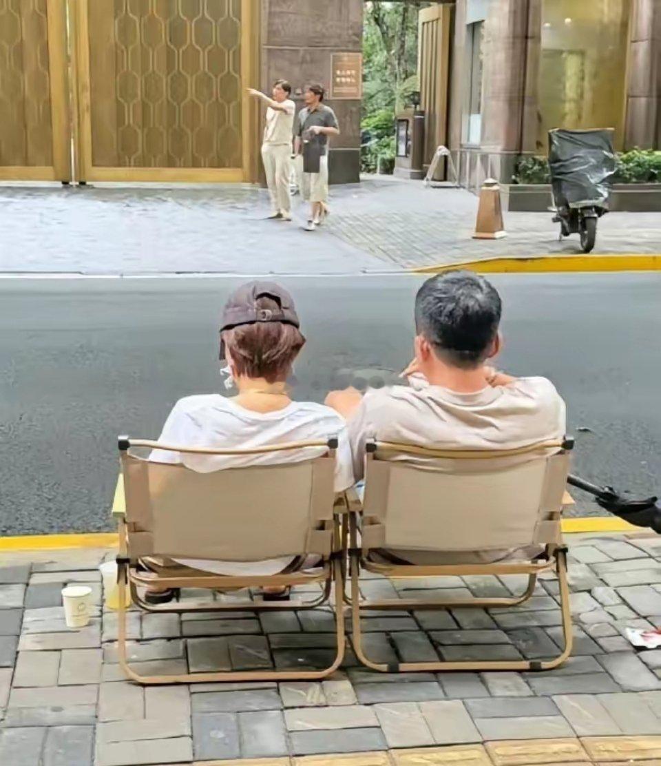 9月20日，50岁马伊琍，被曝光两张照片，只见她和一陌生男子，肩并肩坐在马路边，