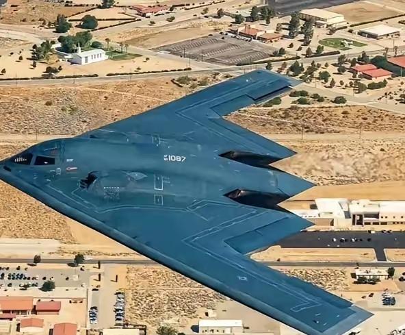 中国能打下B-2吗？美国B-2轰炸机，能神不知鬼不觉的打完伊朗，又飞回美国本土。