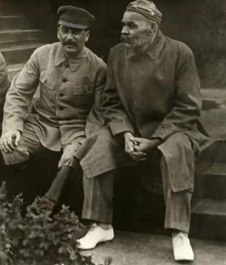 1931年，斯大林与高尔基在列宁墓旁合影​​​