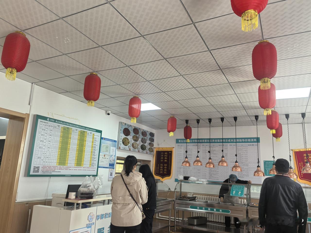 “大美崂山，魅力中韩”，我一进老年食堂大门，就看到老年食堂里布置得焕然一新，对面