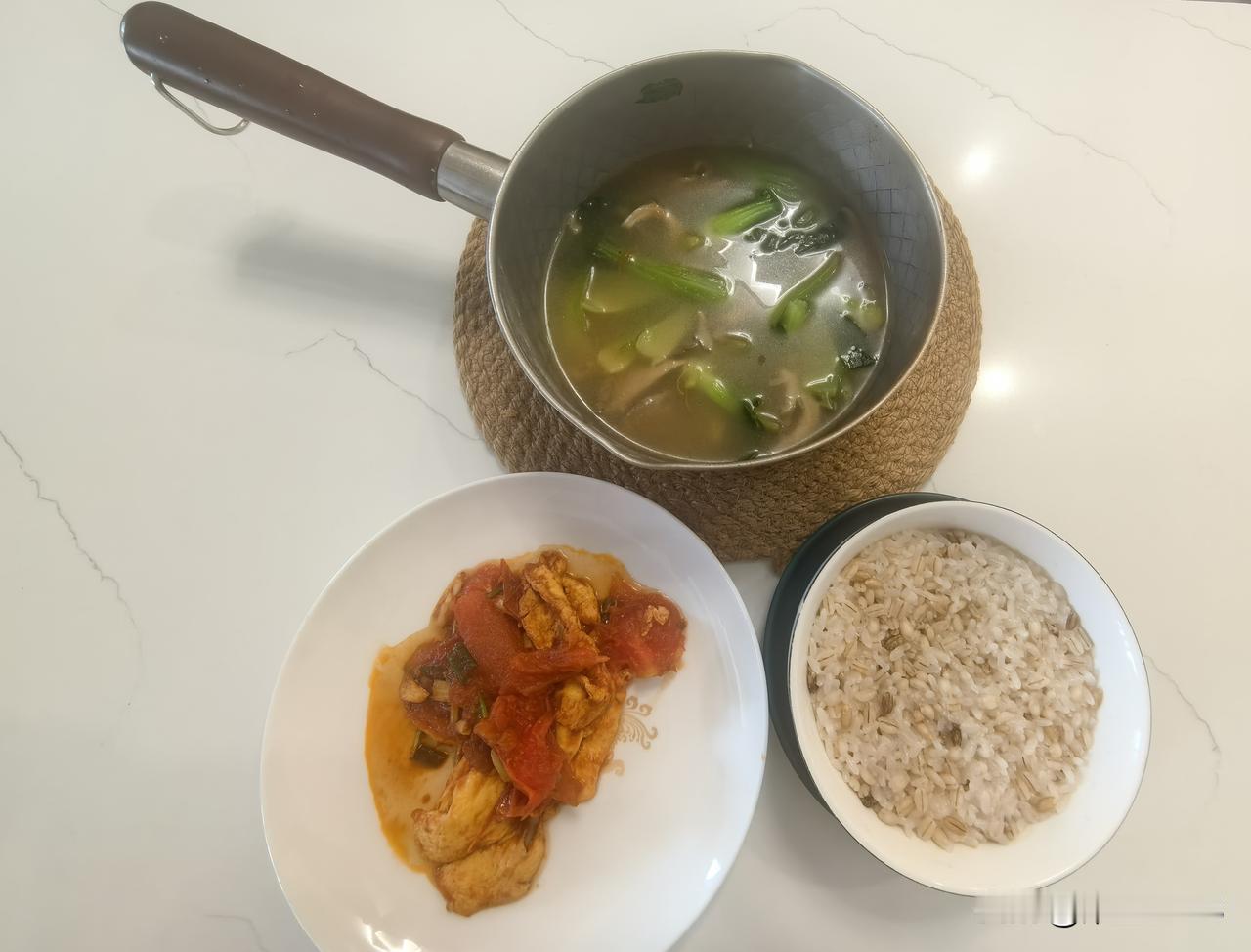 午餐时间略提前了一点，胚芽米里加了点低脂青稞。一个鸡蛋，一个西红柿。另用昨