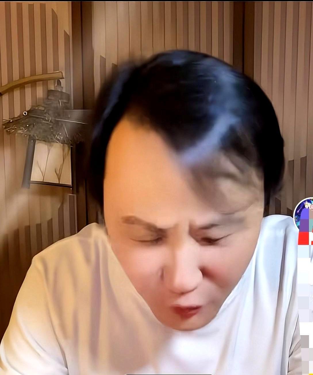 他直播时突然跪地磕烟灰缸，额头青紫还笑：“肠子悔青了！”七年前甩手离开德云