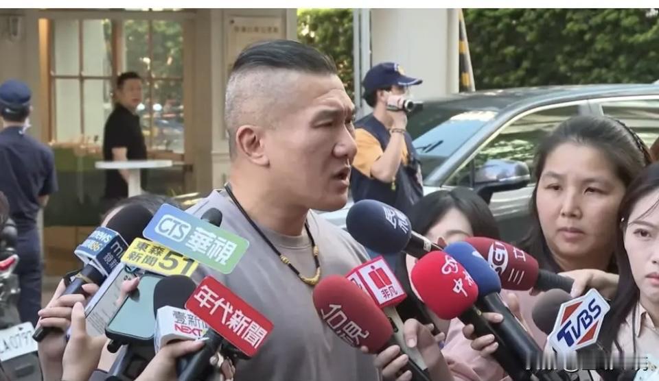 馆长被查喊冤！这哪是恐吓，分明是民进党在玩“文字狱”馆长下午去刑事局报到了，
