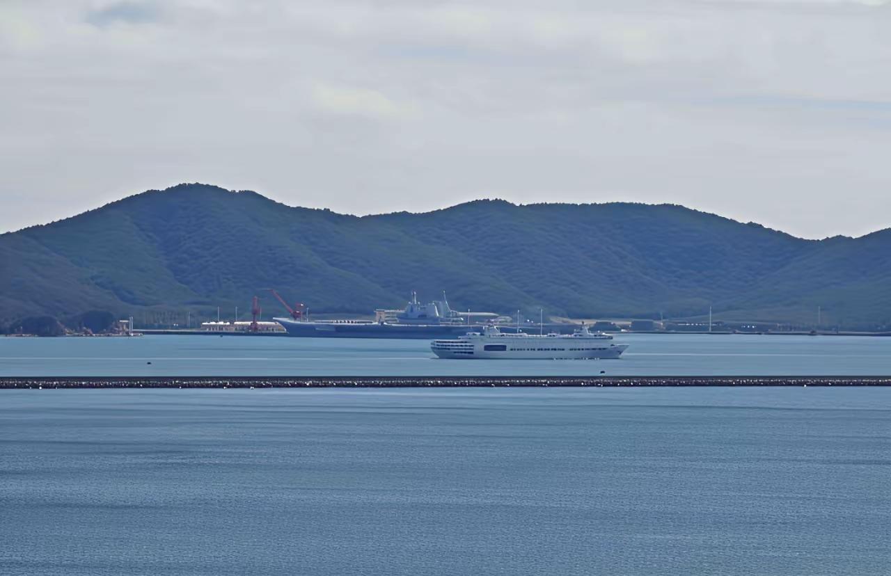 都散了！旗子摘了！076、055、093、052D、815都走了！上午在三亚，