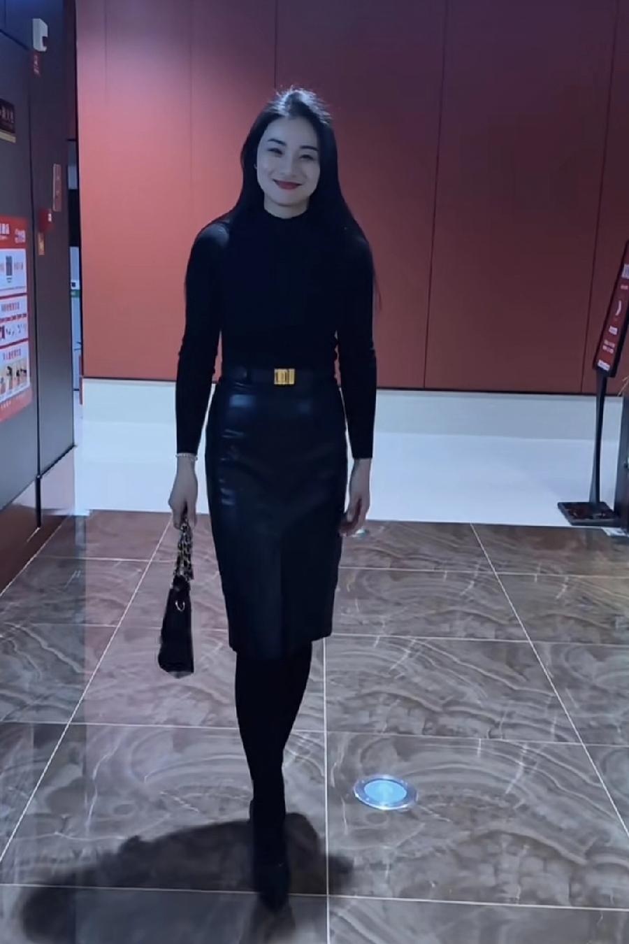 昨天中午跟同事吃饭，她跟我说了一件事，我笑得不行。她说她周末早上去公园遛弯，