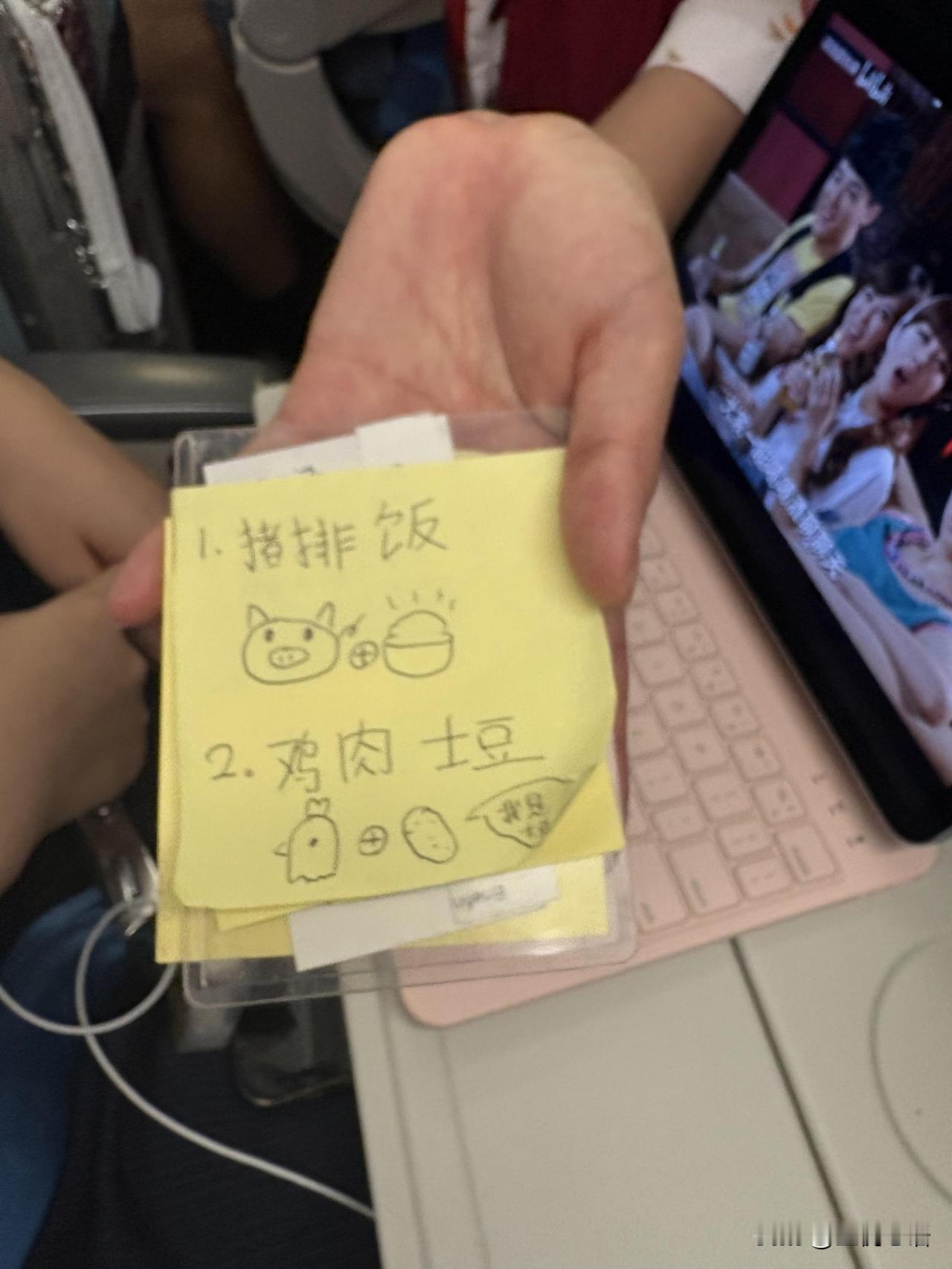 国泰这位韩国空姐真的很暖心国庆坐飞机碰到神仙空姐谁懂啊！小姐姐是韩国人，