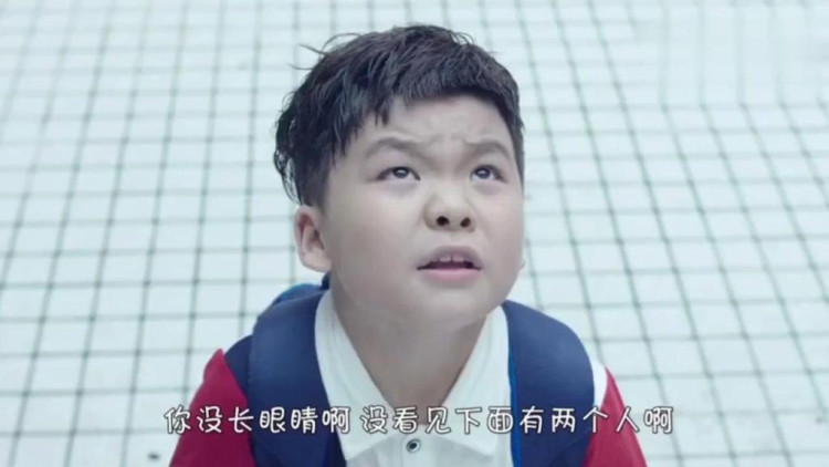 大河小虾,小学生惨遭被同学泼两盆冷水,熊孩子真欠揍!
