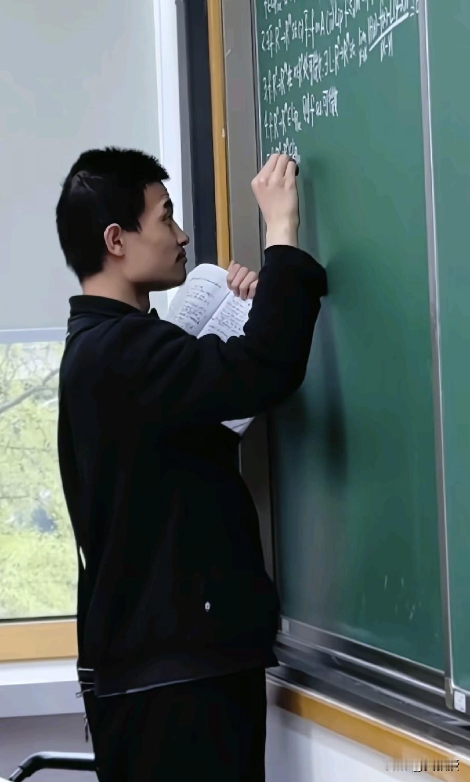 别被人骗了韦东奕这么纯粹的人会去玩抖音？会去编教材？编了小学教材卖给你们