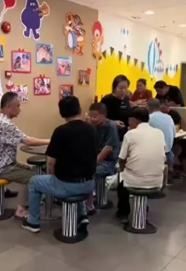 麦当劳开始清场了。上海普陀区桃浦店十多位老人天天自带扑克占着四五张桌子，洗