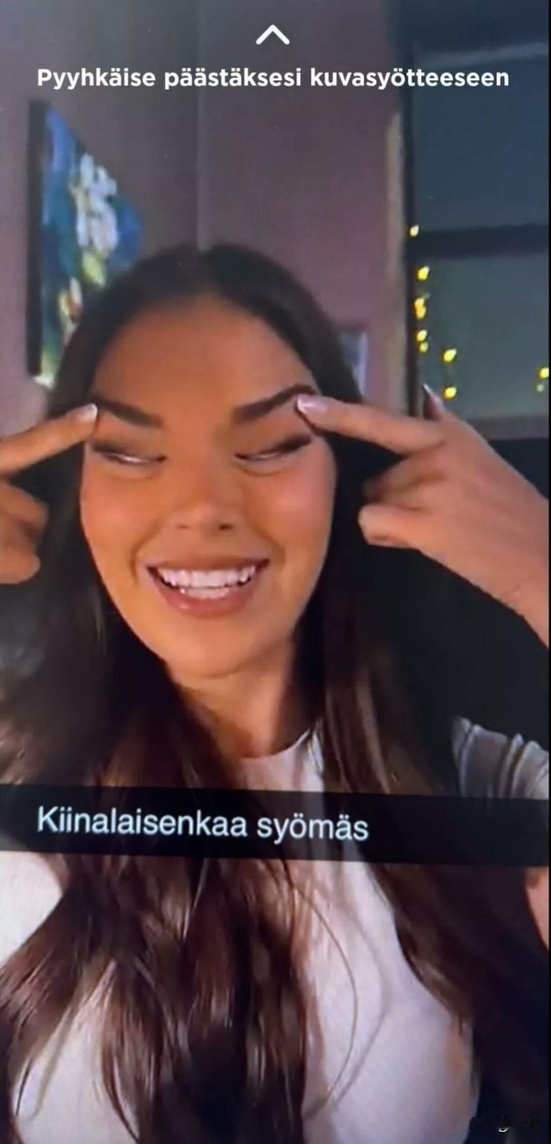 因为一个被指歧视中国人的手势，刚当了三个月“芬兰小姐”的莎拉·扎夫斯，被主办方当