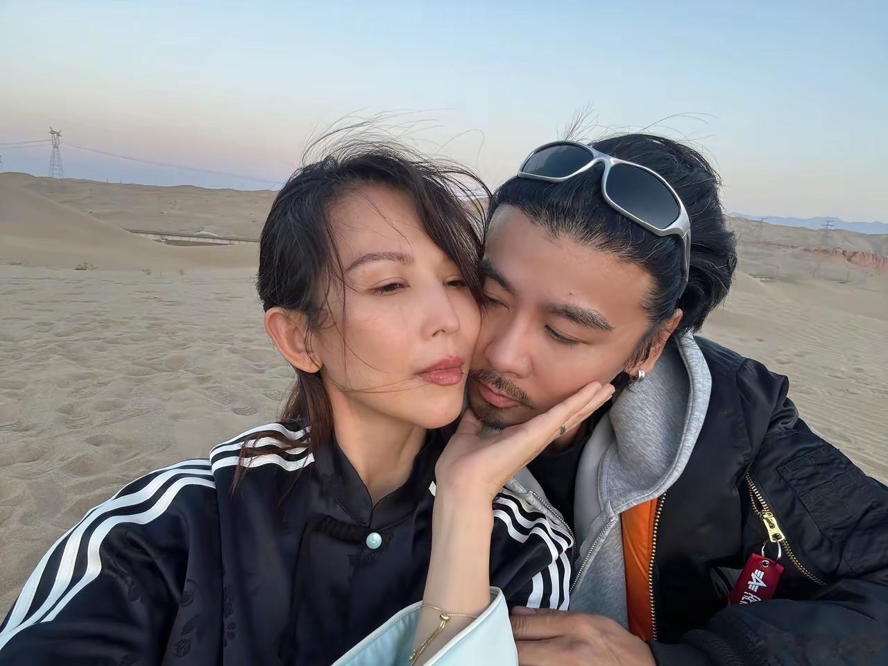 太让人羡慕！蔡少芬张晋沙漠看落日，戳中多少中年夫妻的痛点9月17日，蔡少芬