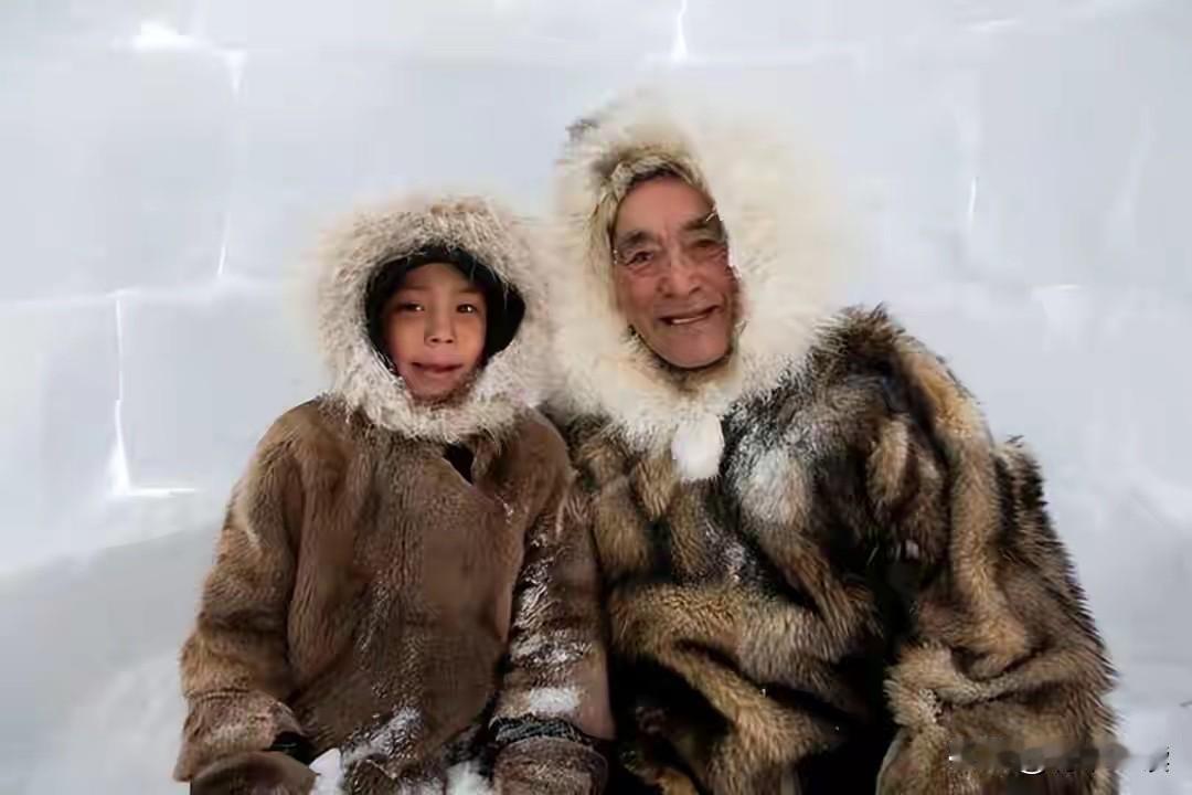 惊掉下巴！格陵兰岛那群在冰天雪地里生活的因纽特人，看着镜子里的自己，再看看咱们中