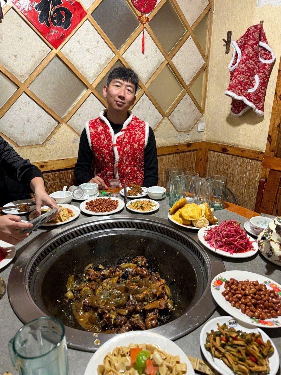 南方小土豆是不是对东北铁锅炖有执念啊？谁来都要吃一顿，我这必须得穿点特色了，给各