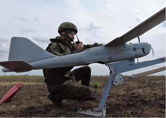 4月9号乌克兰国防部监察长亲自爆料，现在他们不指望军队全包了，反倒鼓励私企自己花