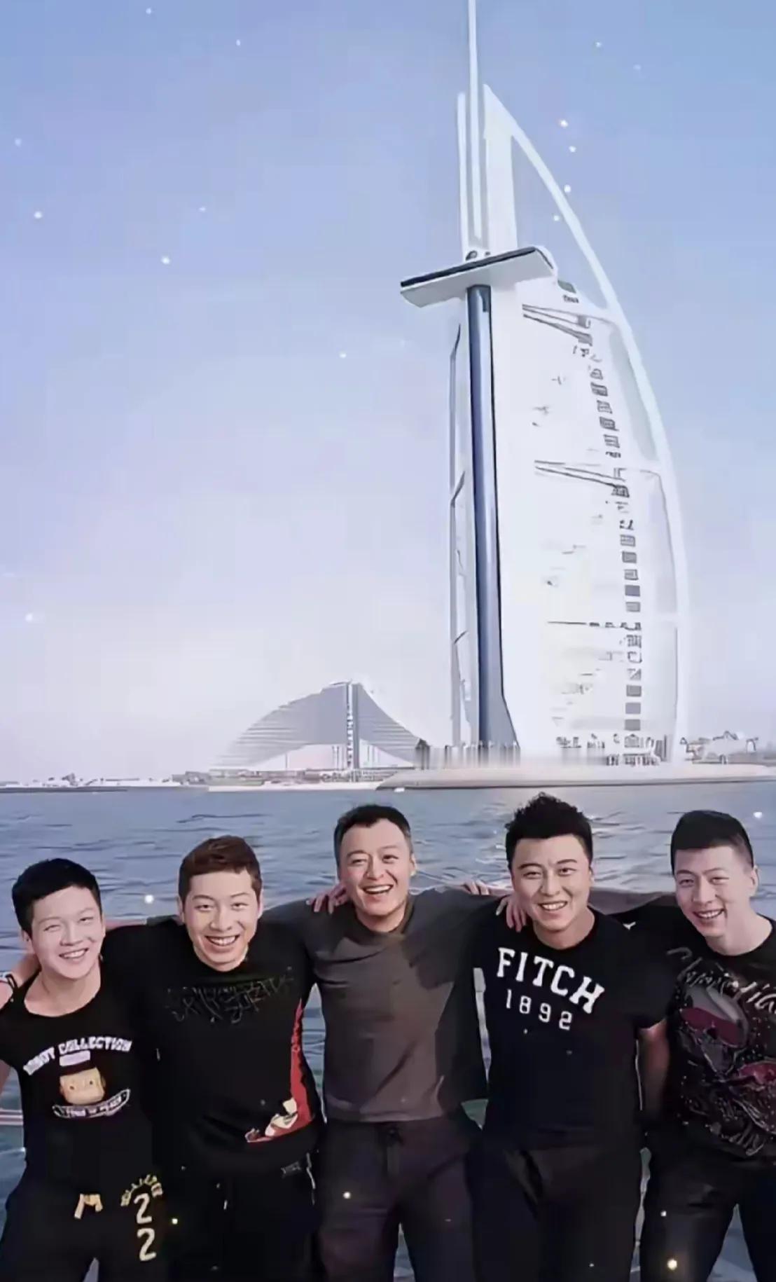这张照片看着特别的释放，有一种团结力量之美，被他们的欢乐所感染！在大海边，在