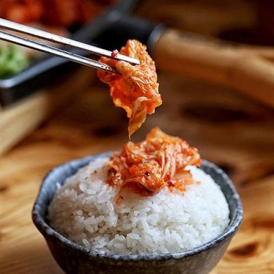 冷知识：为啥韩国人都喜欢用金属筷子呢？去餐厅吃饭，桌上永远是沉甸甸的不锈钢筷