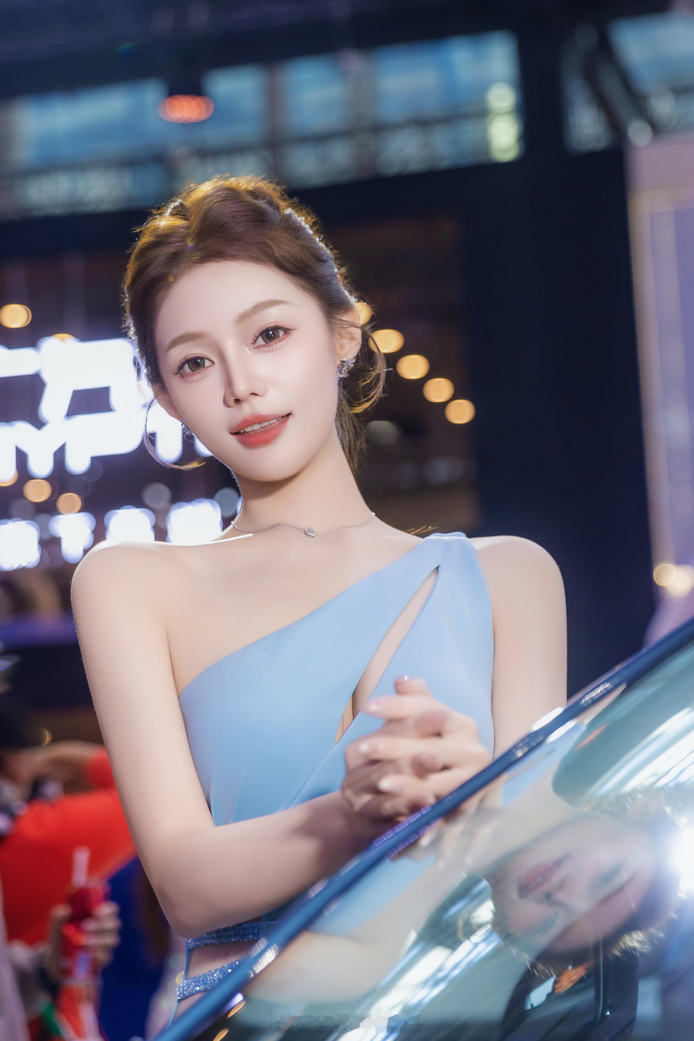 广州约拍宅男女神2025广州车展模特：小鱼美女如云车模抄送人像写真