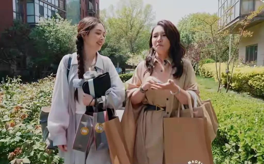谢依霖还是在哭穷，不相信明星会落魄，只不过是他们的生活起点高，她们永远不知足，郭