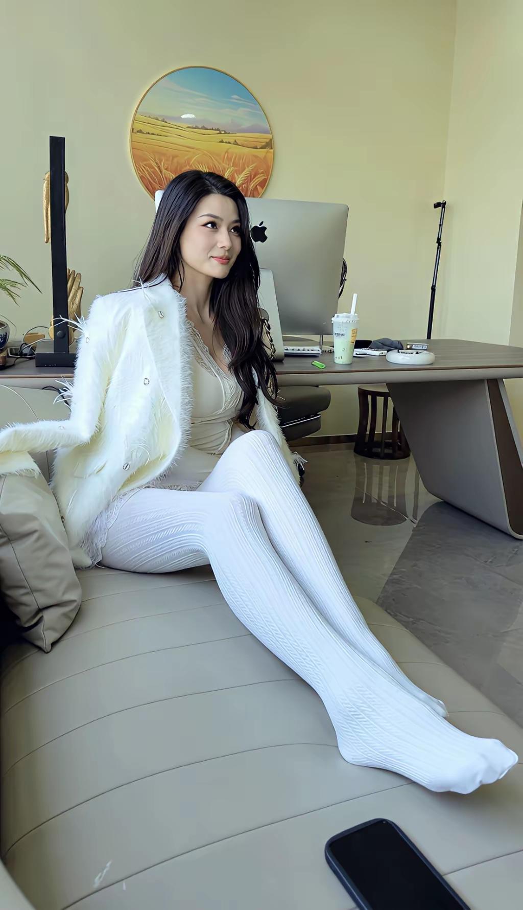 时尚穿搭指南：白色毛衣+高筒袜，轻松打造冬日温暖风！白丝