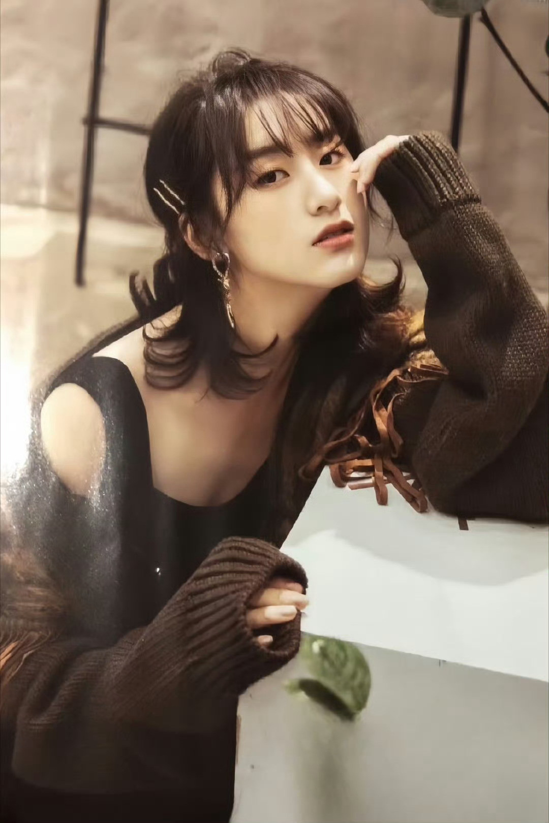 我本可以忍受黑暗，如果我不曾见过阳光。然而阳光已使我的荒凉，成为更新的荒凉！我的