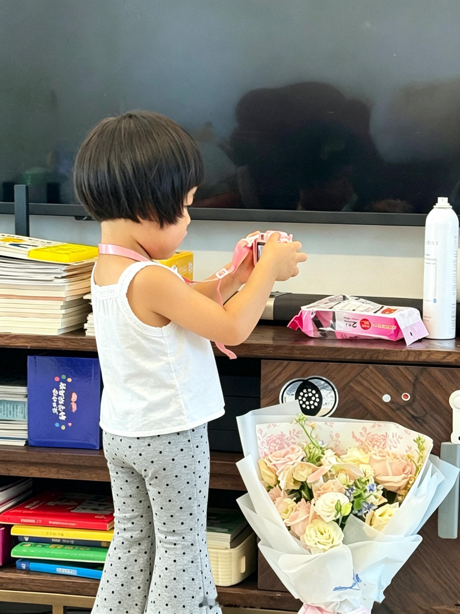 球宝又在拍摄不停了想看看球宝拍摄了什么美轮美奂的照片打开相机得到一大堆手指和模糊