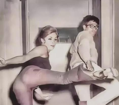 1968年，绝色女星莎朗·塔特聘请年轻帅气的李小龙，当自己的私人教练，李小龙时常