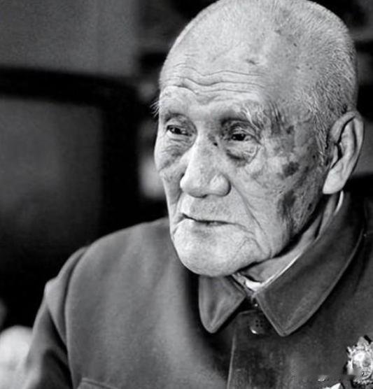 1941年延安，毛主席在去食堂时，有一个人拎着削尖的木棍朝着毛主席的后脑勺