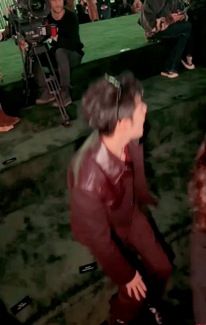 笑死我了看到有人拿着和安娜一排的视觉错位图吹坐一起，其实中间隔着几十个人哈