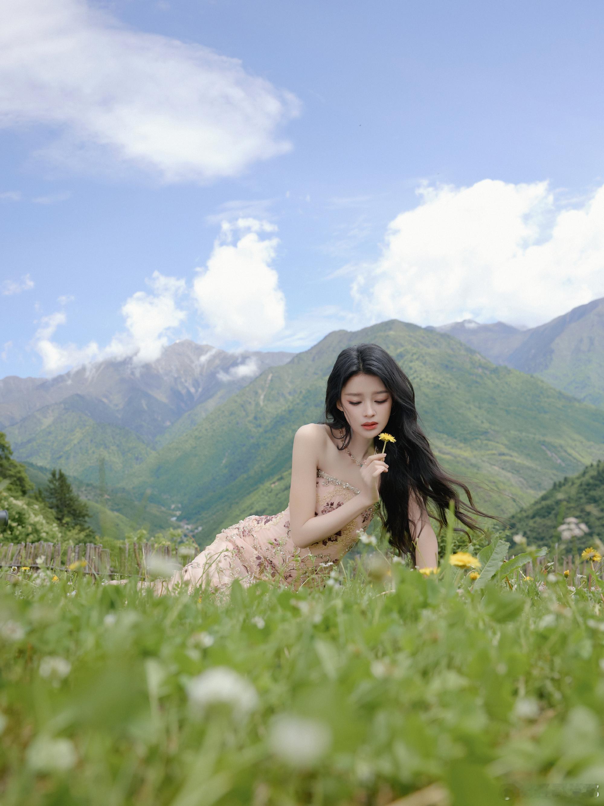 孙怡美晕我了孙怡一袭白裙亮相VOGUE红毯，慢镜头下裙摆随风轻扬，优雅与灵动完美