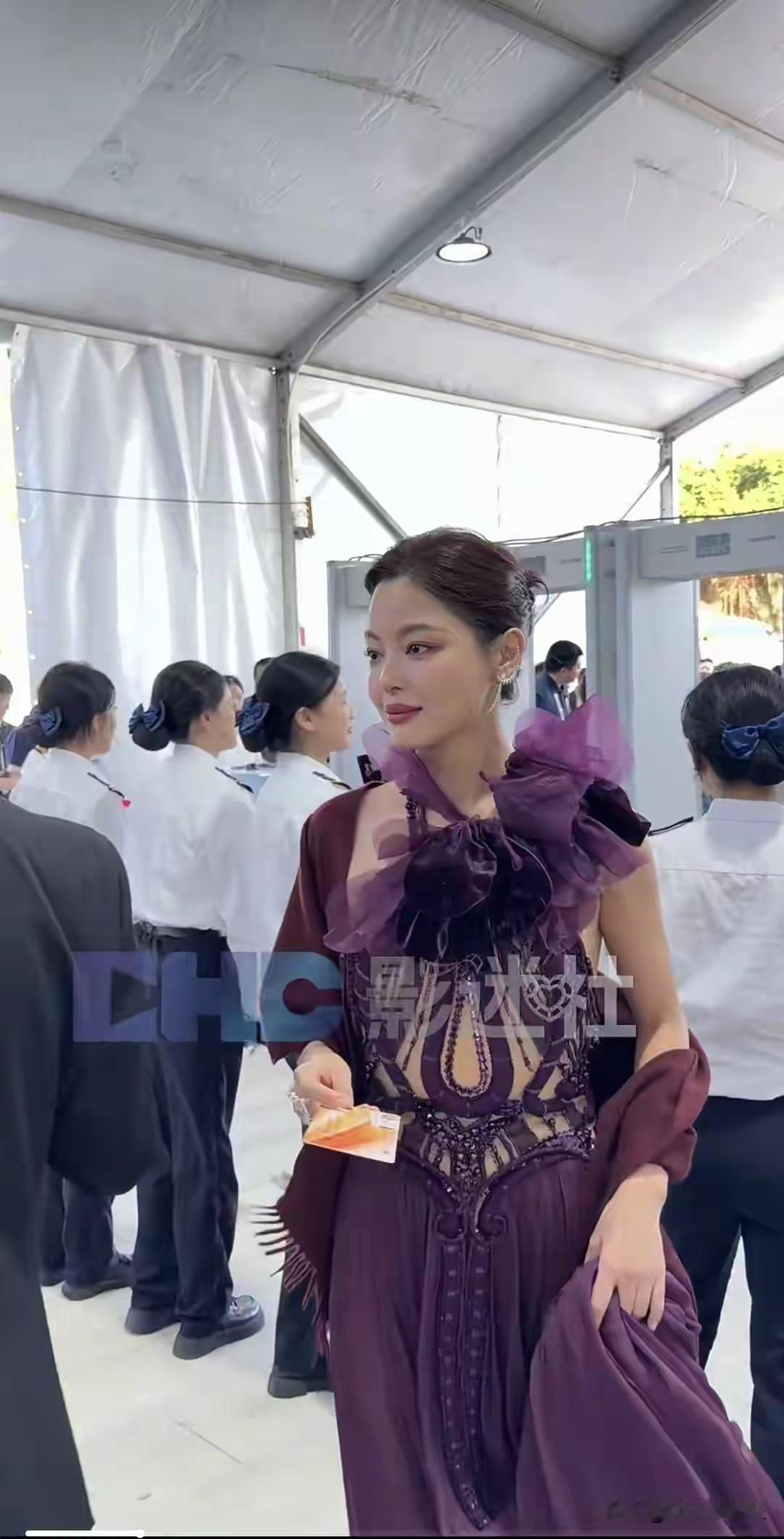 当39岁的辛芷蕾以颁奖嘉宾身份踏上威尼斯电影节闭幕红毯时，她身着的ES2024