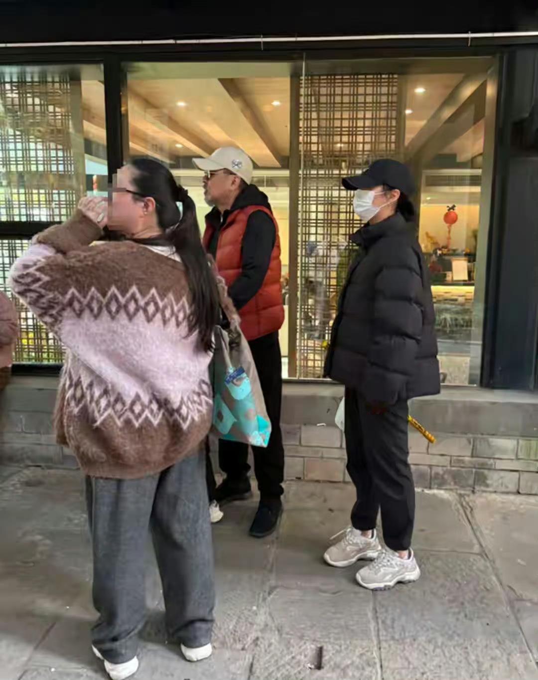 陈建斌携妻儿回岳母家拜年，岁月痕迹明显面容沧桑，与蒋勤勤及孩子同框被调侃