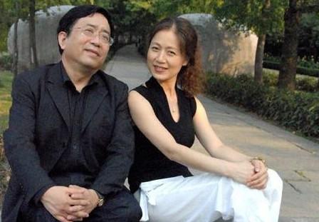 当年马兰前男友突遭车祸意外身亡，余秋雨赶去帮忙料理后事，第一眼就被她素衣素颜的模