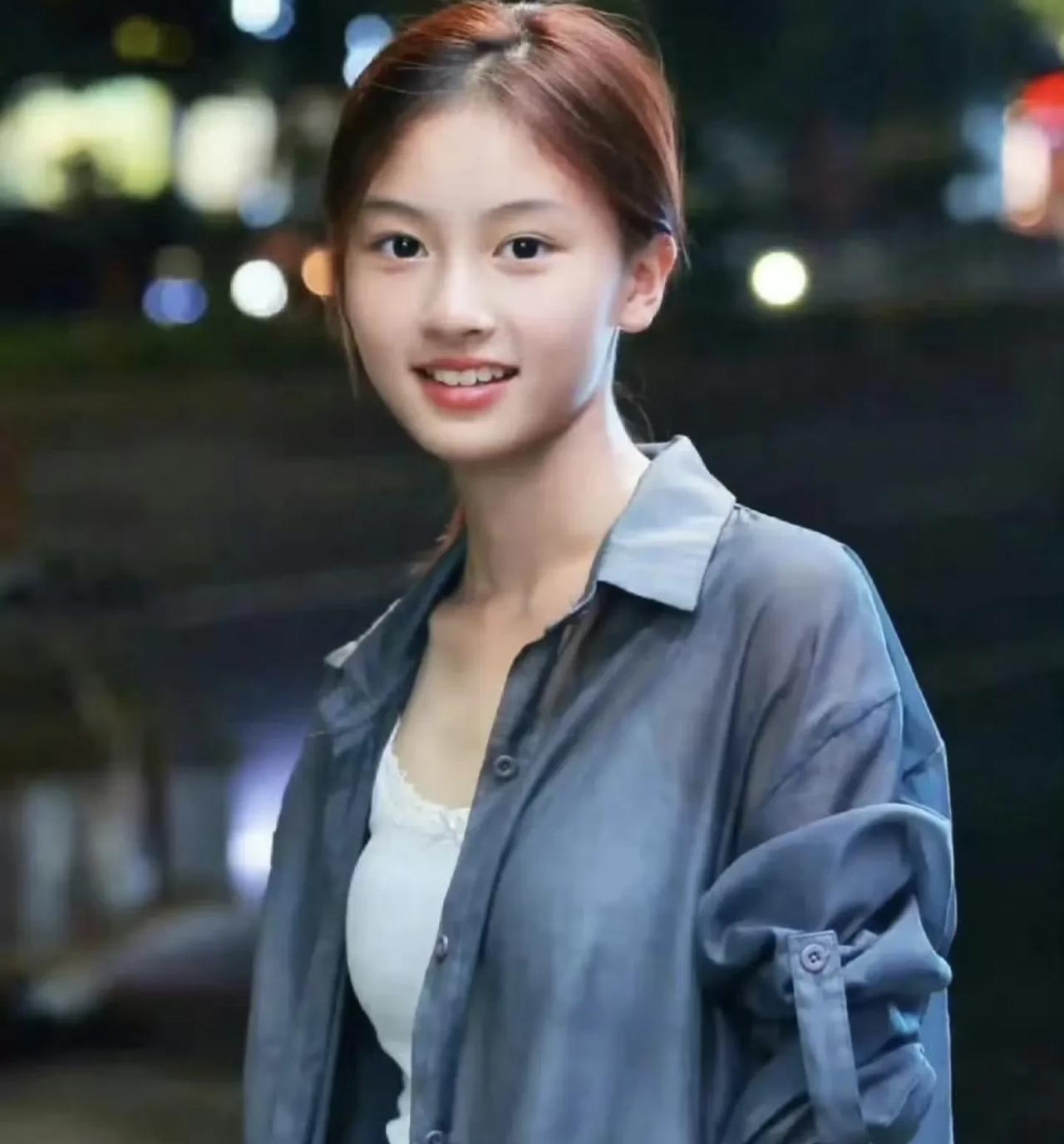 是于正拒绝了签约七七，因为他见到七七真人并没有那么的惊艳，然后她妈妈还不想女儿进