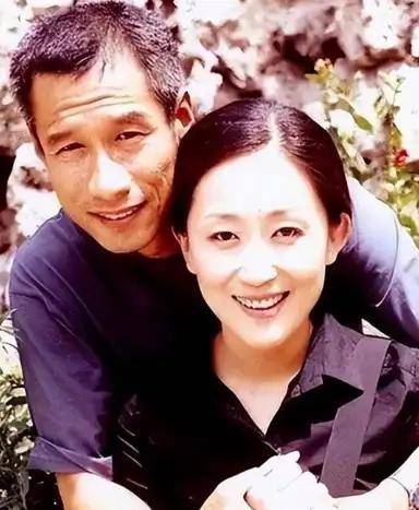 1990年，28岁的孟天娇带着32岁的刘佩琦回家，跟母亲宣布，要和他结婚，没想到