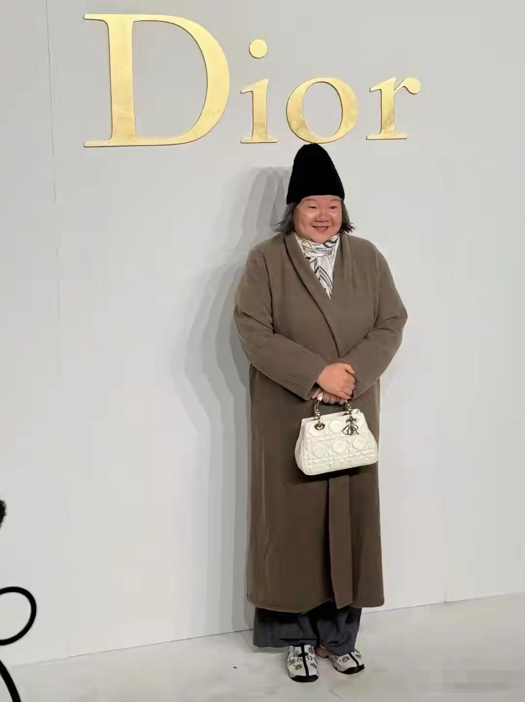 洪晃穿什么都那样，但是她的内心不俗，审美也很独特。洪晃穿搭