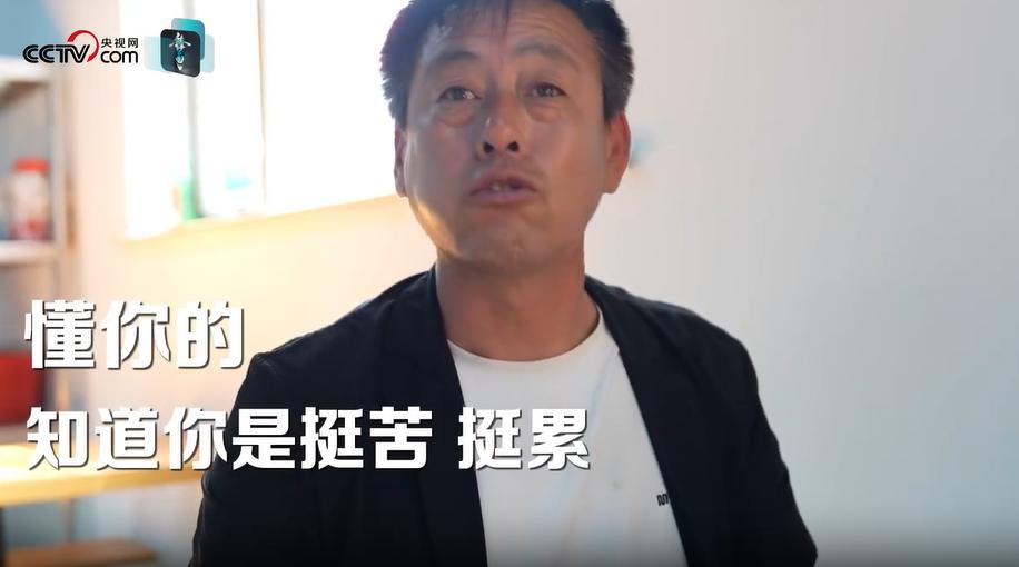 最近网上有句话，真的看破防了：睁开眼就欠300块的人，怎么敢休息？这句话，完完