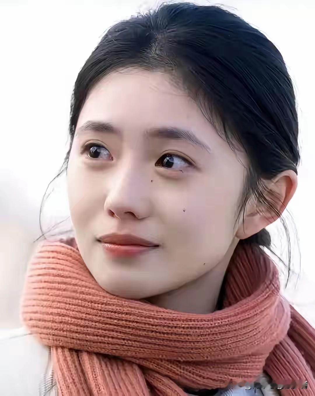 你知道刘浩存为什么最感谢张艺谋吗？因为她曾是个普通得不能再普通的小城女孩，没