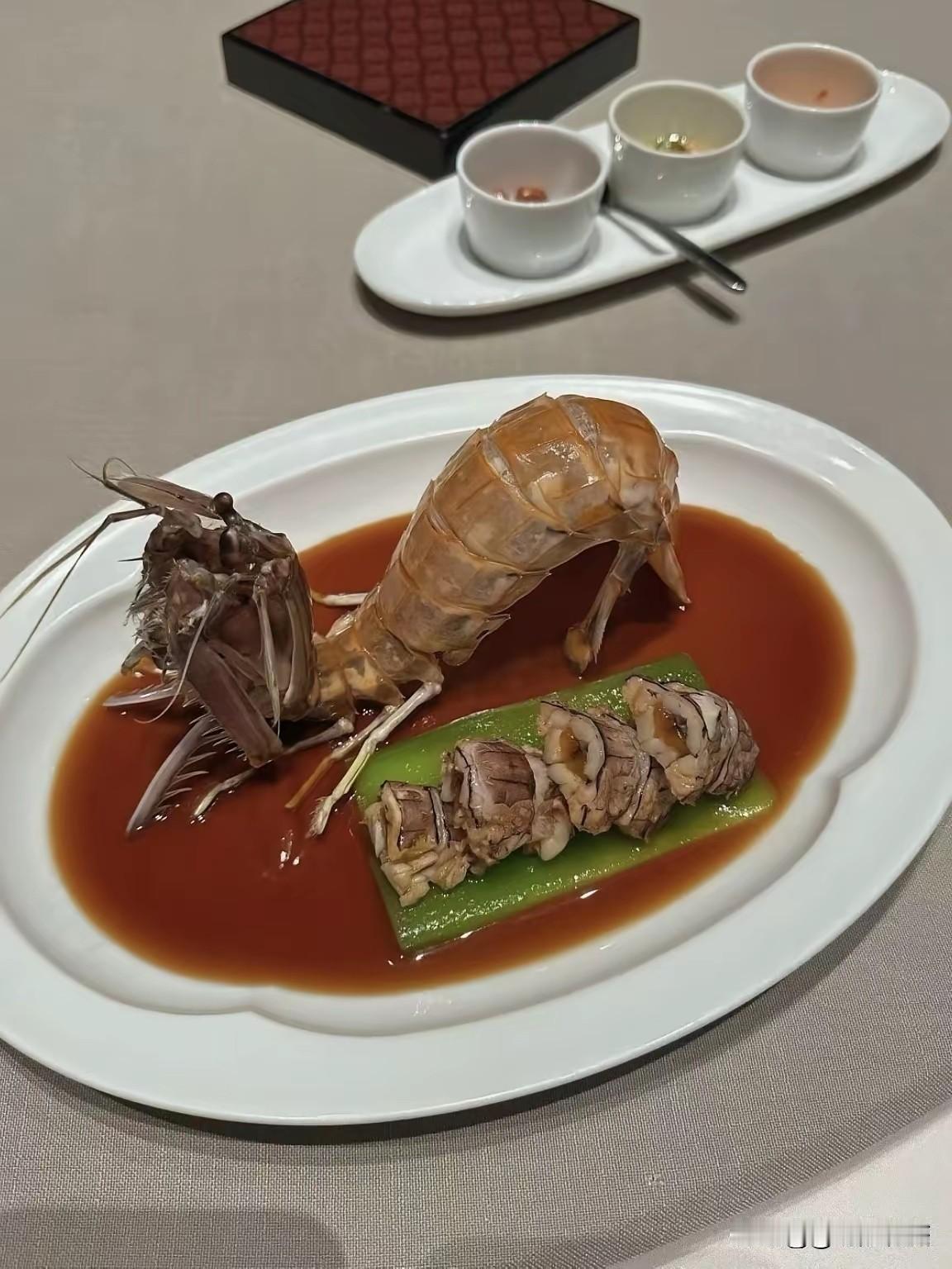 我就不懂了，皮皮虾不是太普通不过的一个小海鲜吗？大的富贵虾贵点可以理解，但你一只